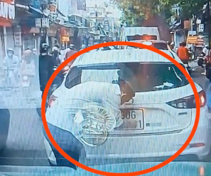 Ô tô sửa biển số bị người đi đường ‘lột sạch’ trên phố Hà Nội