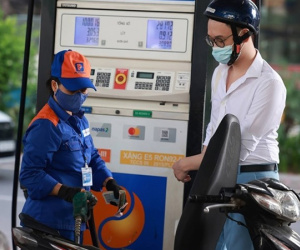 Giá xăng giảm, giá dầu tăng 'sốc'