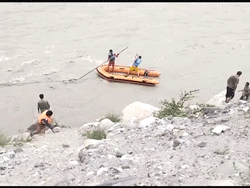 Clip: Lực lượng cứu hộ Pakistan trở nên 'mong manh' giữa dòng nước lũ tìm người mất tích