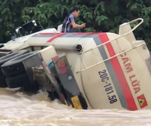 'Bất lực trước dòng nước lũ, tài xế xe bồn có hành động khiến người xem vừa thương vừa buồn cười