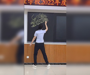 'Choáng' với nữ giáo viên vẽ con rồng vô cùng sinh động chỉ bằng một nét