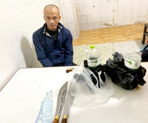 Ngăn chặn người đàn ông đang mang bom xăng đi đốt nhà sếp cũ