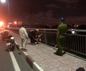 Nam sinh sắp vào đại học tự tử, mẹ khóc ngất trên cầu đợi tin