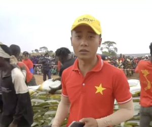 Quang Linh Vlog phát cả nghìn bao gạo, hé lộ nguồn tiền từ thiện khủng