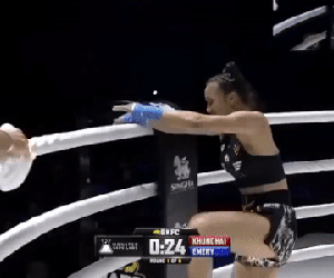 Sốc nặng cảnh nữ võ sĩ quyền Anh vén áo khoe trọn vòng một mừng chiến thắng knock-out