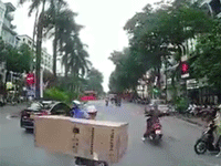 Pha chở hàng cồng kềnh và màn luồn lách tai hại của nam thanh niên khiến người đi đường bức xúc