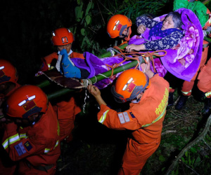 Động đất ở Trung Quốc: Lực lượng cứu hộ 'liều mình' đi qua cầu khỉ để cứu người