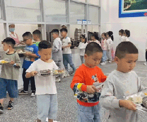 Tự lấy đồ ăn trong buổi ăn trưa, cậu bé tiểu học có biểu cảm khiến dân mạng cười ngất