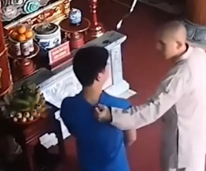 Vào chùa giả vờ lễ Phật rồi ăn trộm, thanh niên bị sư thầy bắt tại trận