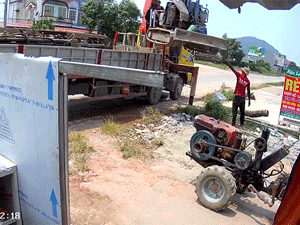 Clip: Người đàn ông suýt gặp tai nạn khi đứng gần chiếc máy xúc, dân mạng chỉ trích vì tính chủ quan