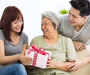 Tặng mẹ chồng sợi dây chuyền, câu thì thầm của bà khiến tôi ứa nước mắt