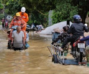 Dân ngoại thành Hà Nội chạy lũ trong đêm, huy động bộ đội hỗ trợ