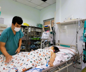 Nhiều trẻ sốt xuất huyết gặp biến chứng nặng, 'động đâu cũng chảy máu'