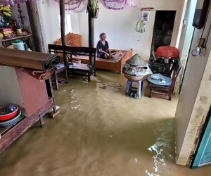 Người dân Chương Mỹ ngồi trên giường chờ nước rút