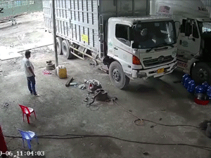 Thót tim giây phút người đàn ông đang sửa dưới gầm thì chiếc xe tải tự trôi