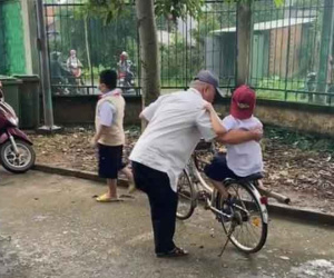 Hình ảnh cụ ông mất một chân lúi húi chở cháu đi học về trên xe đạp khiến nhiều người rơi nước mắt