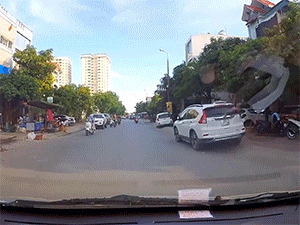Vừa thoát tại nạn, tài xế chạy xe máy 'bất ổn' tông xe sang Land Rover