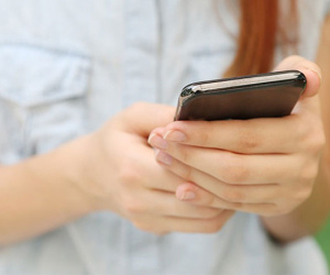 Cô gái 20 tuổi tổn thương mắt nghiêm trọng vì xem điện thoại dưới nắng