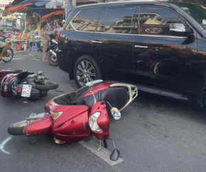 Xe ôtô lao vào 5 xe máy dừng trước chợ Phú Nhuận