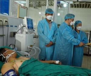 Lao vào kho đệm đang cháy cứu 3 mẹ con, một chiến sĩ công an ngạt khí nặng