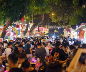 Người Hà Nội chen chân trên phố cổ đêm Trung thu