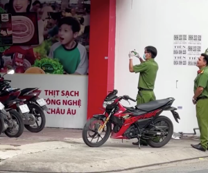 Truy bắt nam thanh niên dùng súng cướp cửa hàng tiện lợi ở TP.HCM