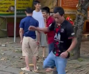Ném gạch vào đầu đối thủ, chặn xe cứu thương la hét sau khi bị đá liên tiếp vào mặt