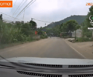 Clip: Tạt đầu ô tô, người đi xe máy bị lộn nhào như 'kungfu'