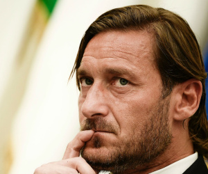 Đọc tin nhắn ngoại tình của vợ, huyền thoại bóng đá Ý Totti bị trầm cảm