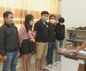 Truy tố nhóm đối tượng dàn cảnh để cướp gần 1 tỷ đồng trước ngân hàng