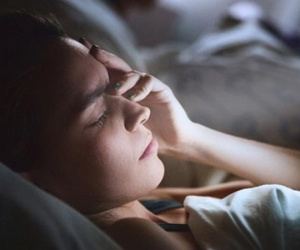Cô gái bị bong võng mạc, mù mắt trái vì thói quen dùng điện thoại trước khi ngủ