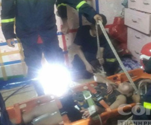 Cảnh sát CNCH phá cửa sổ, đưa nạn nhân ngất xỉu từ tầng 3 xuống đất