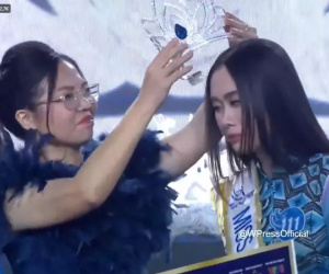 Trưởng BTC Miss Peace Vietnam biểu cảm 'lạ' khi trao vương miện