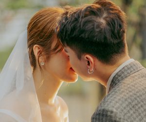 S.T Sơn Thạch 'khóa môi' Thúy Ngân trong MV mới