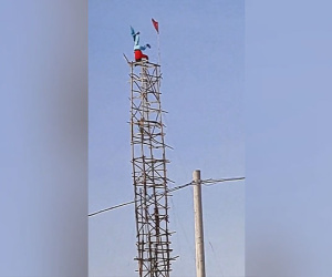'Choáng' với cụ ông 70 tuổi 'chồng cây chuối' tập thể dục ở độ cao gần 10m