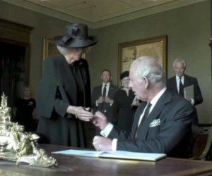 Vua Charles III bất ngờ nổi cáu vì chiếc bút chảy mực