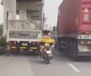 Phẫn nộ cảnh tượng đôi nam nữ thể hiện tình cảm giữa phố đông người dù đang lái xe