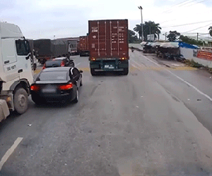 Phạm sai lầm khi vượt 2 xe 'khủng', tài xế ô tô con 'trả giá đắt'