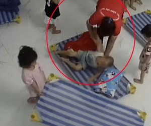 CLIP: Phản cảm cảnh nữ bảo mẫu mầm non lôi trẻ đang ngủ dậy