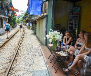 Hà Nội thu hồi giấy phép kinh doanh, đóng cửa 'phố cà phê đường tàu'