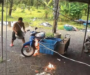 Mắc sai lầm khi cứu hỏa, người đàn ông suýt 'hóa vàng' chiếc xe máy của mình