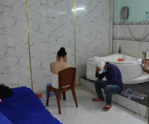 Vụ 2 nữ tiếp viên kích dục cho khách: Cuốn sổ ghi chép tại quán có nội dung gì?