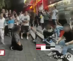 Phẫn nộ: Bà quỳ gối xin đám học sinh dừng bắt nạt cháu mình