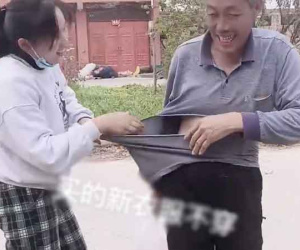 Con gái lao vào xé áo cha vì ông không chịu làm theo ý mình, câu chuyện phía sau khiến ai nấy xúc động