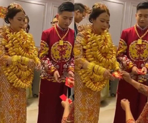 Cô dâu đeo vàng còng cả lưng, CĐM choáng ngợp với chiếc vali đựng đầy vàng