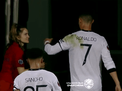 Ronaldo bị chỉ trích vì hành động phũ phàng với fan nữ
