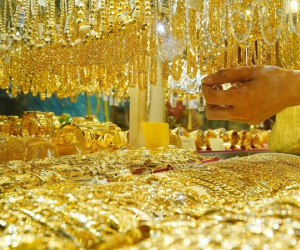 Giá vàng thế giới lao dốc về 47 triệu đồng/lượng, trong nước vẫn bán gần 67 triệu đồng/lượng