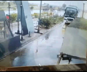 Clip: Tài xế buồn ngủ, lao thẳng vào trạm thu phí