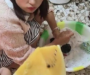 Chồng đăng ảnh khoe vợ đảm đang, mới sinh xong đã tự giặt đồ, ai ngờ bị cư dân mạng 'ném đá' tới tấp