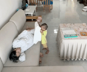 Clip: Phát hiện mẹ ngủ quên, bé trai có hành động bất ngờ